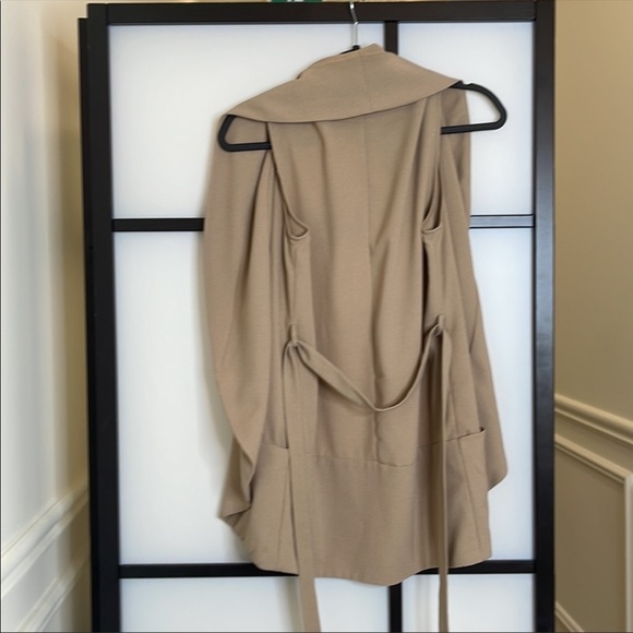 Beige sleeve less jacket - Picture 3 of 3